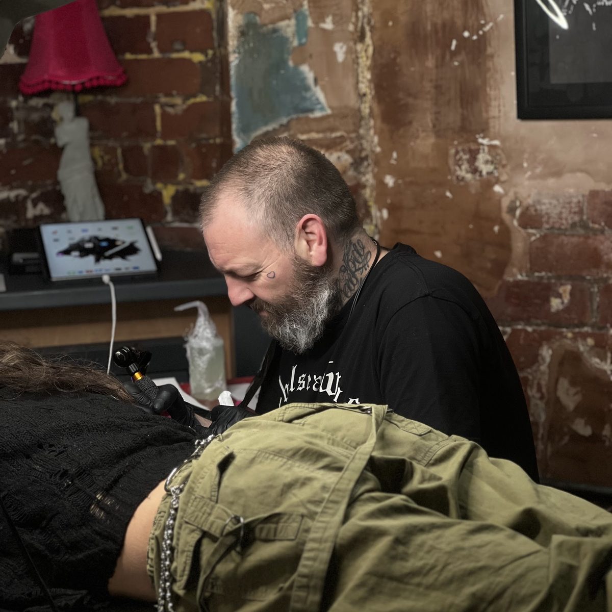 Si Scott at work in his Leeds tattoo studio